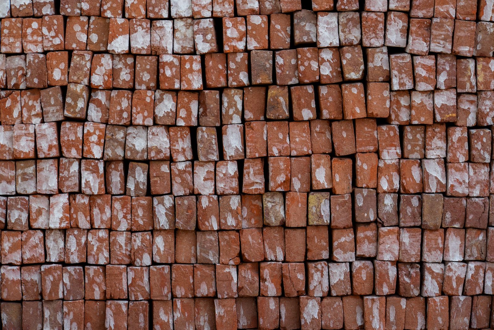 Detalhe de tijolos cerâmicos furados vermelhos empilhados